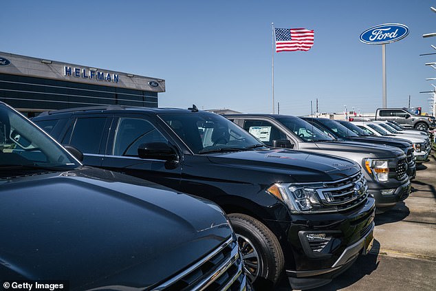 Ford estimó que alrededor del 10 por ciento de los 3000 concesionarios de la compañía en los Estados Unidos buscaban constantemente vehículos por encima del MSRP en 2021.