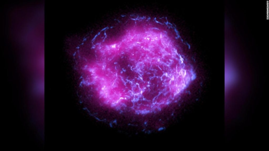Nubes brillantes rodean una estrella en explosión en la impresionante primera imagen de una misión de la NASA