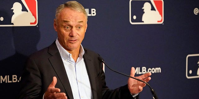 El comisionado de las Grandes Ligas de Béisbol, Rob Manfred, hace comentarios durante una conferencia de prensa en las reuniones de propietarios de béisbol de la MLB el 10 de febrero de 2022 en Orlando, Florida. 