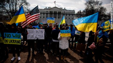 La gente participó en una manifestación pro-ucraniana el sábado frente a la Casa Blanca para protestar contra la invasión rusa de Ucrania. 