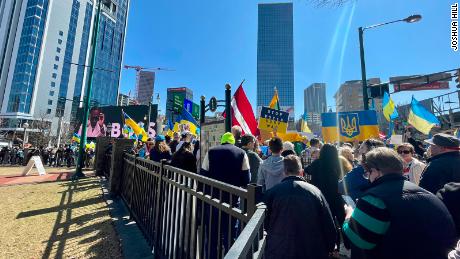 Los manifestantes se reunieron el sábado en Atlanta en apoyo a Ucrania.