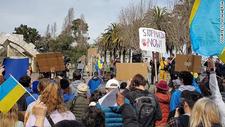 Los manifestantes se reunieron en apoyo de Ucrania en San Francisco el sábado.