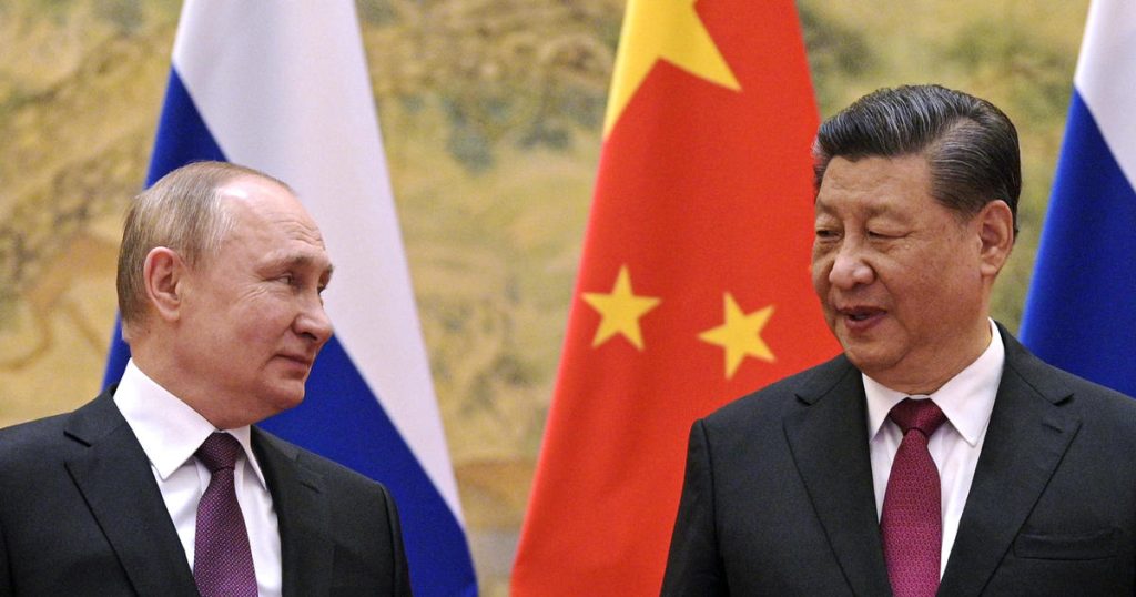 China acusa a Estados Unidos de "causar pánico" por la crisis de Ucrania y rechaza por ineficaces las sanciones contra Rusia.