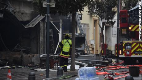 Un bombero se para cerca de los escombros y las casas quemadas después de la explosión en Saint-Laurent-de-la-Salanque, el 14 de febrero de 2022. 