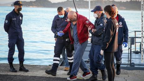 Un pasajero rescatado llegó al puerto de Corfú el viernes, después de que cientos de personas fueran evacuadas del barco.