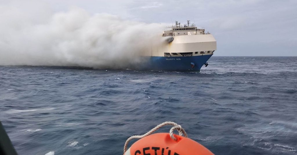 Un barco que transportaba un Porsche y un Bentley se incendia cerca de las Azores, remolcando barcos en su camino