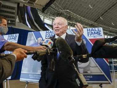 El dueño de los Dallas Cowboys, Jerry Jones, habla con los medios después del Salón de la Fama del Cotton Bowl...