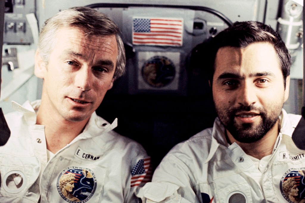 El astronauta Eugene A.  Cernan (izquierda) y Harrison H.  Jack Schmidt formó parte de la famosa misión Apolo 17 en 1972.