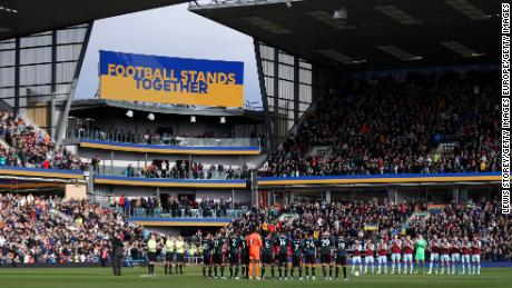 Jugadores, oficiales y fanáticos se unieron durante un minuto de aplausos para señalar la paz y la simpatía por Ucrania antes del choque de Burnley con Chelsea.