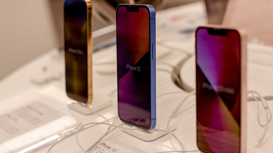 Los últimos modelos de iPhone están en exhibición en la Tienda en Moscú, Rusia, el 5 de marzo de 2022. Apple anunció que dejó de vender todos sus productos en Rusia.  (Foto de Sefa Karacan/Agencia Anadolu a través de Getty Images)