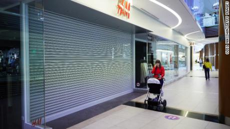 Los compradores pasan por la tienda de H&C.  La M cerrada en el centro comercial Las Vegas el 4 de marzo de 2022 en la capital rusa.