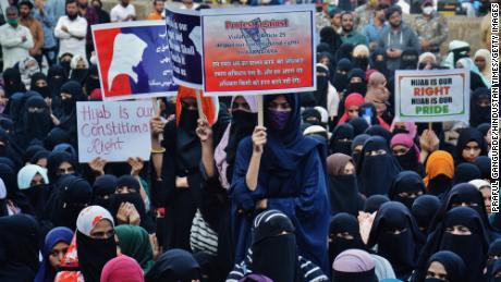 Las protestas por el hiyab se extienden en la India cuando las niñas se niegan a que les digan qué no ponerse