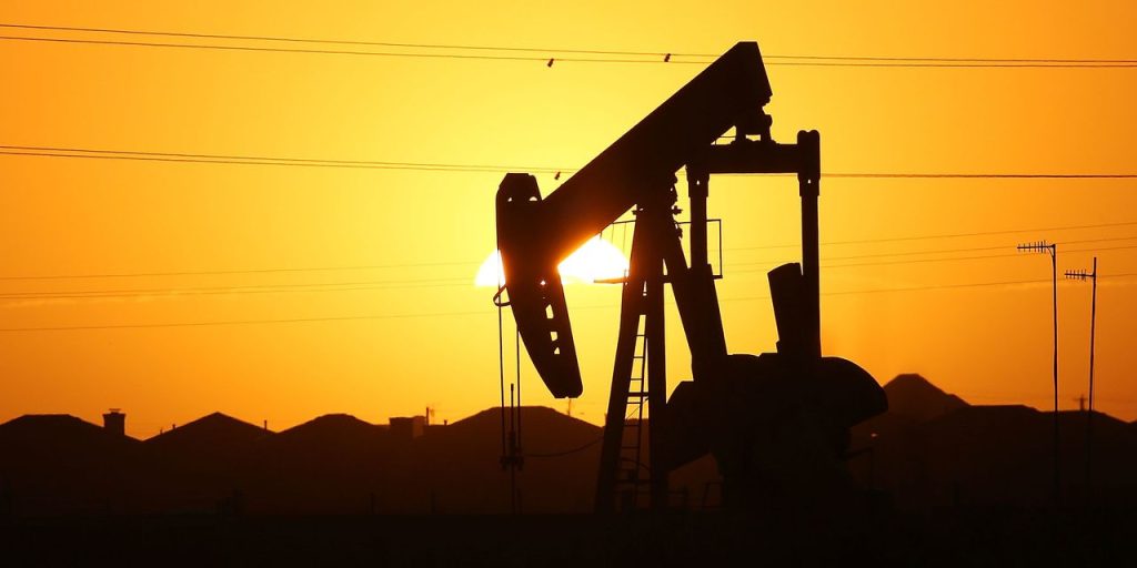 Los precios del petróleo caen por debajo de los 100 dólares y siguen cayendo.  Aquí por qué.