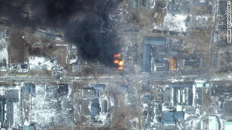 Esta imagen satelital muestra incendios en un área industrial en la sección occidental de Mariupol el 12 de marzo.