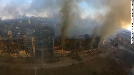 El humo se eleva desde los edificios de apartamentos dañados.