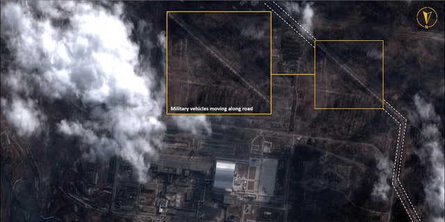 Una imagen satelital con gráficos superpuestos muestra vehículos militares junto a la planta de energía nuclear de Chernobyl, en Chernobyl, Ucrania, el 25 de febrero de 2022. 