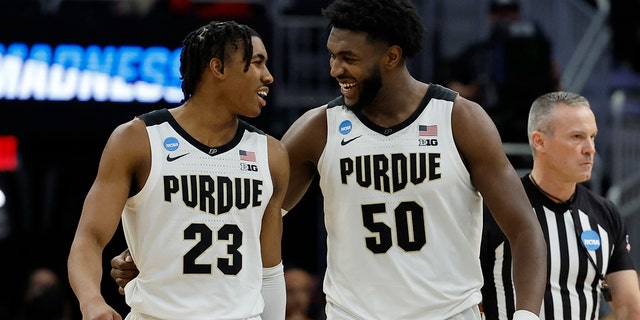 Jaden Ivey y Travon Williams de la Universidad de Purdue celebran durante la segunda mitad de la segunda ronda de un partido de baloncesto universitario de la NCAA contra Texas el domingo 20 de marzo de 2022 en Milwaukee.  Burdeos ganó 81-71.
