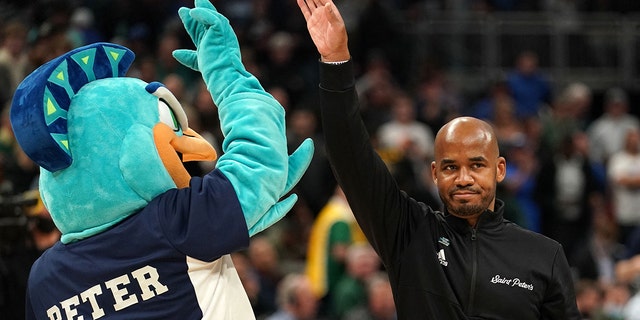 El entrenador de los Saint Peter's Peacocks, Shaheen Holloway, reacciona después de derrotar a los Kentucky Wildcats durante la primera ronda del Torneo NCAA 2022 en Ginbridge Fieldhouse, el 17 de marzo de 2022 en Indianápolis, Indiana.