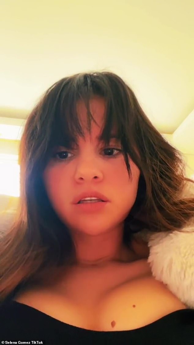 Selena Gomez se burla de su vida amorosa mientras muestra su escote y su flequillo en el video