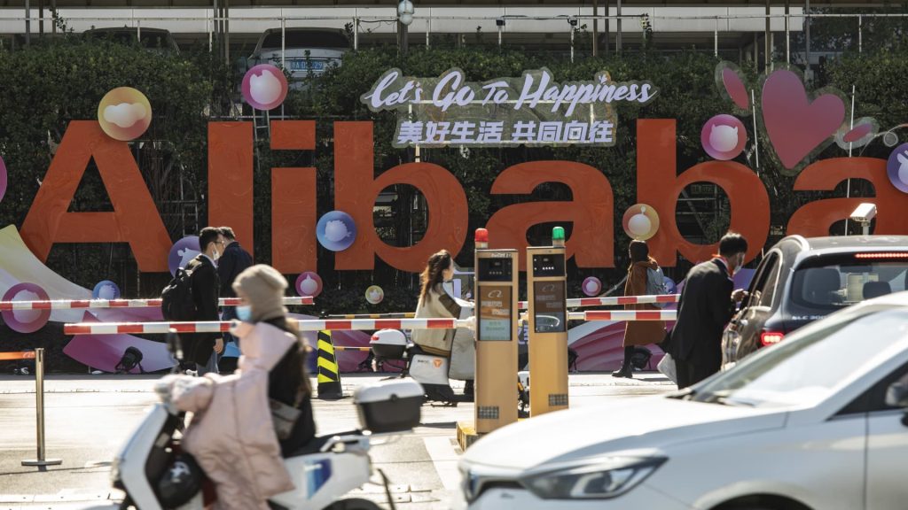 El precio de las acciones de Alibaba se disparó después de que elevó su programa de recompra de acciones a $ 25 mil millones