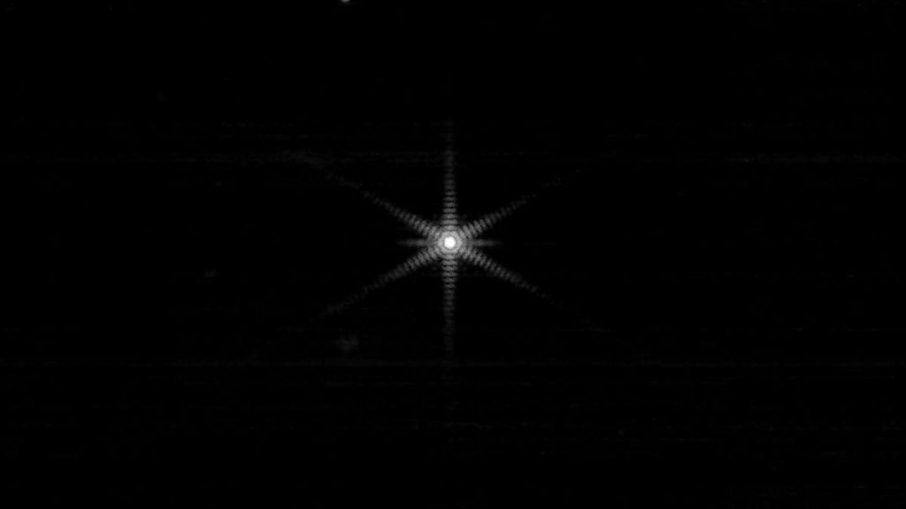 El telescopio Webb resalta la estrella mientras completa la fase de alineación de 'apilamiento de imágenes'