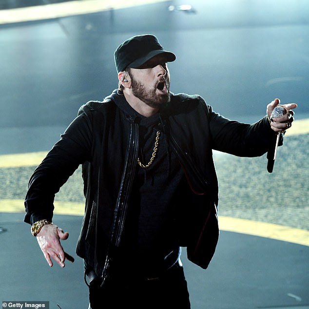 Record Recorder: Eminem hizo historia cuando recibió 73,5 millones de nuevas certificaciones del Programa de Oro y Platino, lo que lo convirtió en el artista musical individual más honrado en la historia de la RIAA;  Observó su actuación en la 92.ª entrega anual de los Premios de la Academia en febrero del 2020.