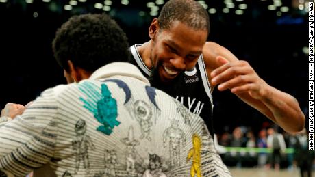 Kevin Durant y Kyrie Irving se abrazan después de la victoria neta sobre los Knicks.