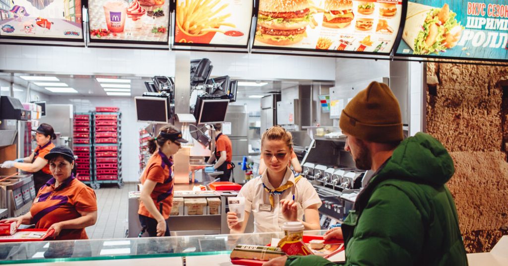 Las cadenas de comida rápida permanecen abiertas en Rusia y en su mayoría tranquilas en Ucrania