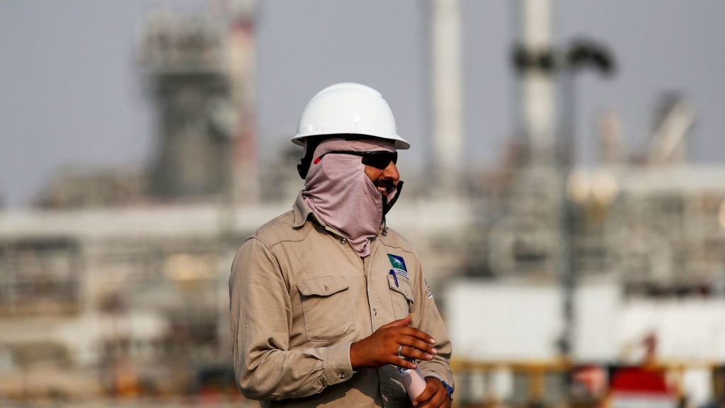 Las ganancias de todo el año de Saudi Aramco se duplicaron con creces como resultado de los precios más altos del petróleo