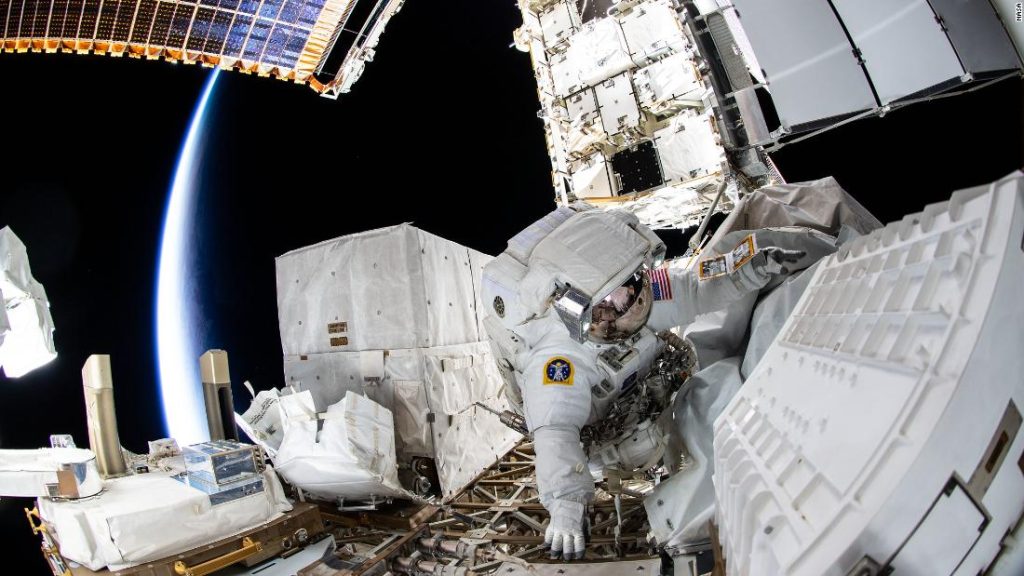 Los astronautas de la NASA realizan caminatas espaciales para proporcionar actualizaciones de energía a la estación espacial