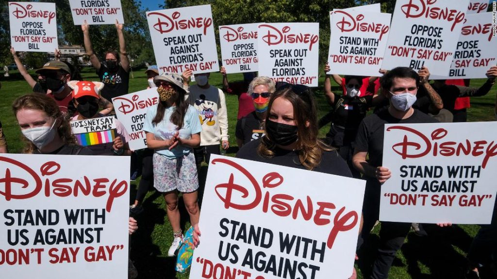 Los empleados de Disney se retiran, como los derechos LGBTQ+ de ESPN y Disney+