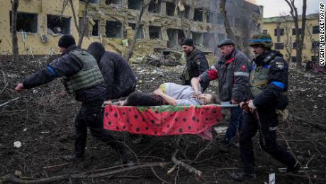 La muerte de una mujer embarazada y su bebé tras el bombardeo de la maternidad en Mariupol 