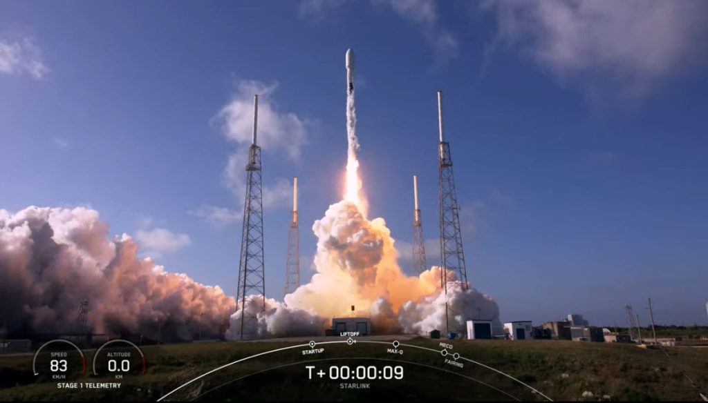 SpaceX lanza satélites Starlink en una “escoba americana” y un misil aterriza en el mar