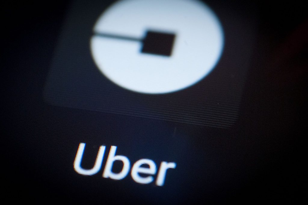 Uber agregará recargos temporales para viajes y entregas de alimentos debido al mayor costo de la gasolina