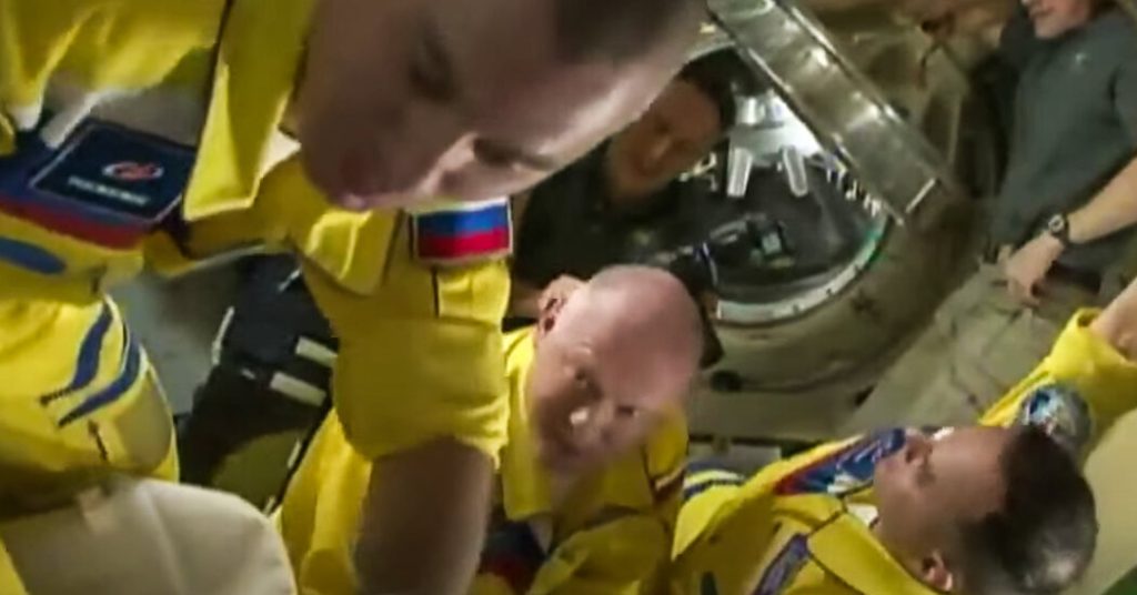 Una pintura de cosmonautas rusos de la ISS en colores similares a la bandera de Ucrania