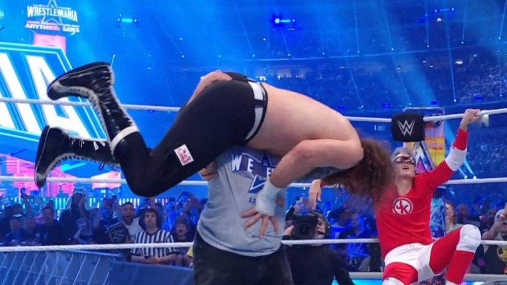 Johnny Knoxville vence a Sami Zayn en WrestleMania con ayuda de Wee Man