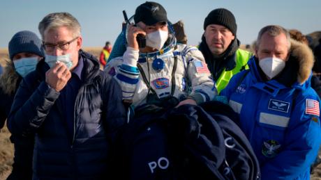 El astronauta de la NASA Mark Vande Hee es trasladado a una carpa médica poco después de que él y sus compañeros de tripulación Peter Dubrov y Anton Shkaplerov de Roscosmos aterrizaran en su nave espacial Soyuz MS-19 cerca de la ciudad de Zizkazgan el 30 de marzo de 2022 en Zizkazgan, Kazajstán.
