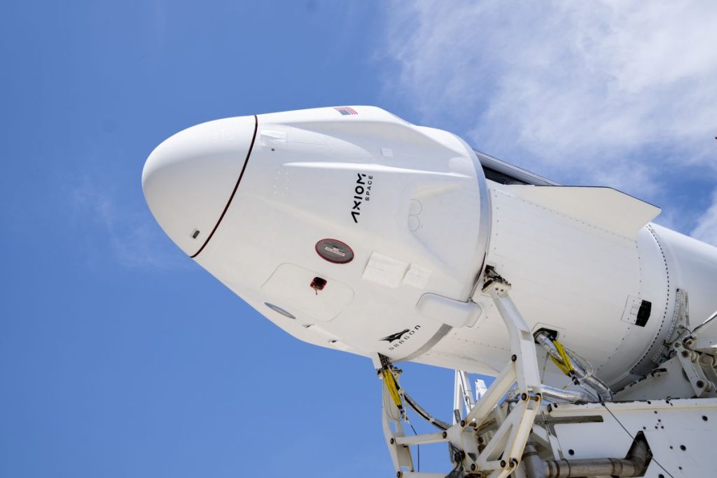 SpaceX rueda un cohete Falcon 9 y una cápsula Dragon a la plataforma de lanzamiento de astronautas Ax-1 (fotos)