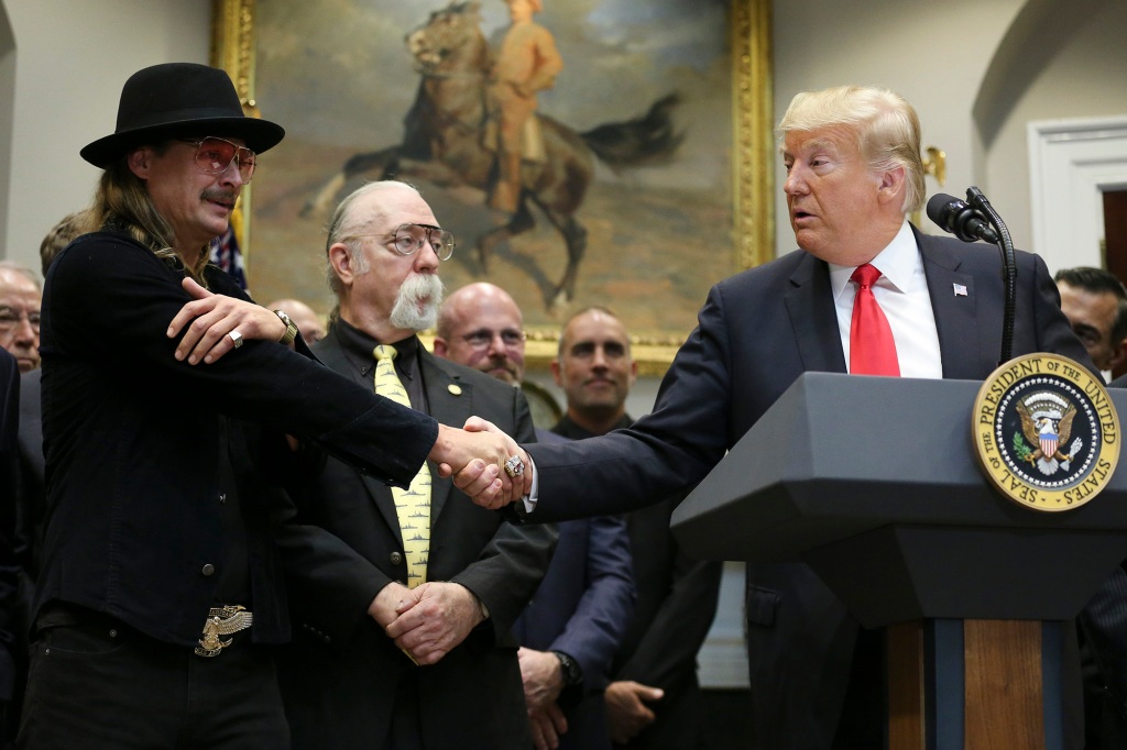 El presidente de los Estados Unidos, Donald Trump, le da la mano a Kid Rock antes de firmar la HR 1551, la Ley de Actualización Musical Orrin G. Hatch-Bob Goodlatte, durante una ceremonia en la Sala Roosevelt de la Casa Blanca el 11 de octubre de 2018. 