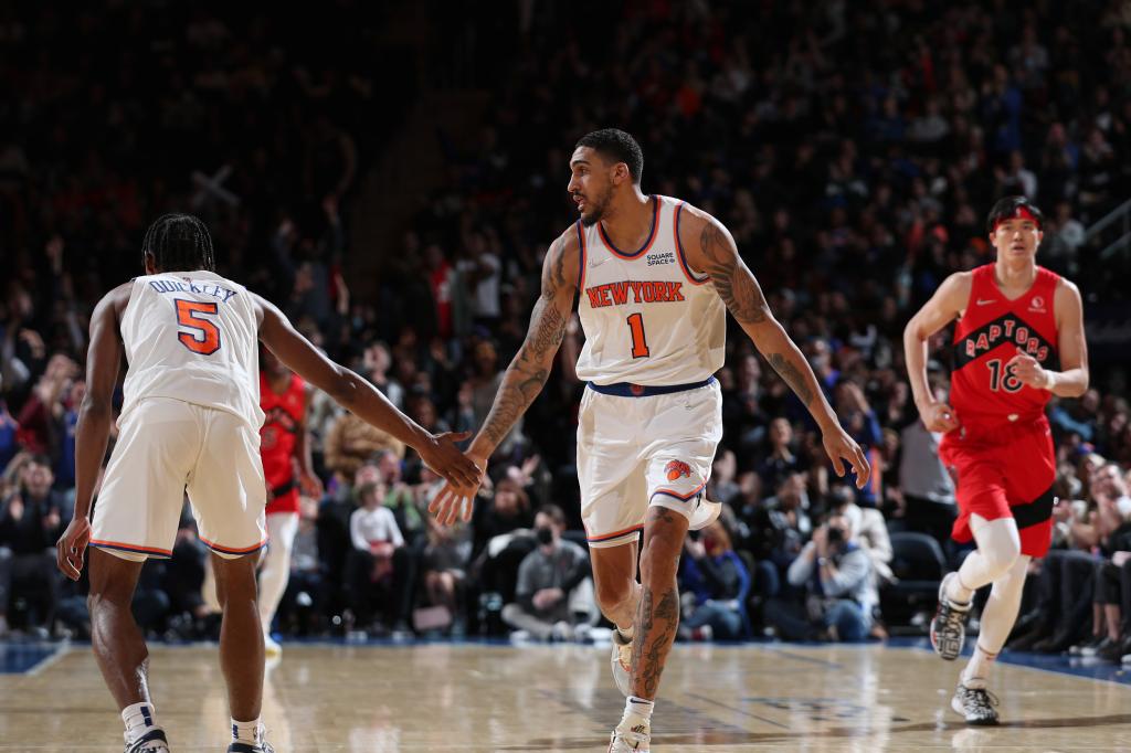 Obi Tobin y Emmanuel Quickli Tharpa en la victoria de los Knicks sobre los Raptors