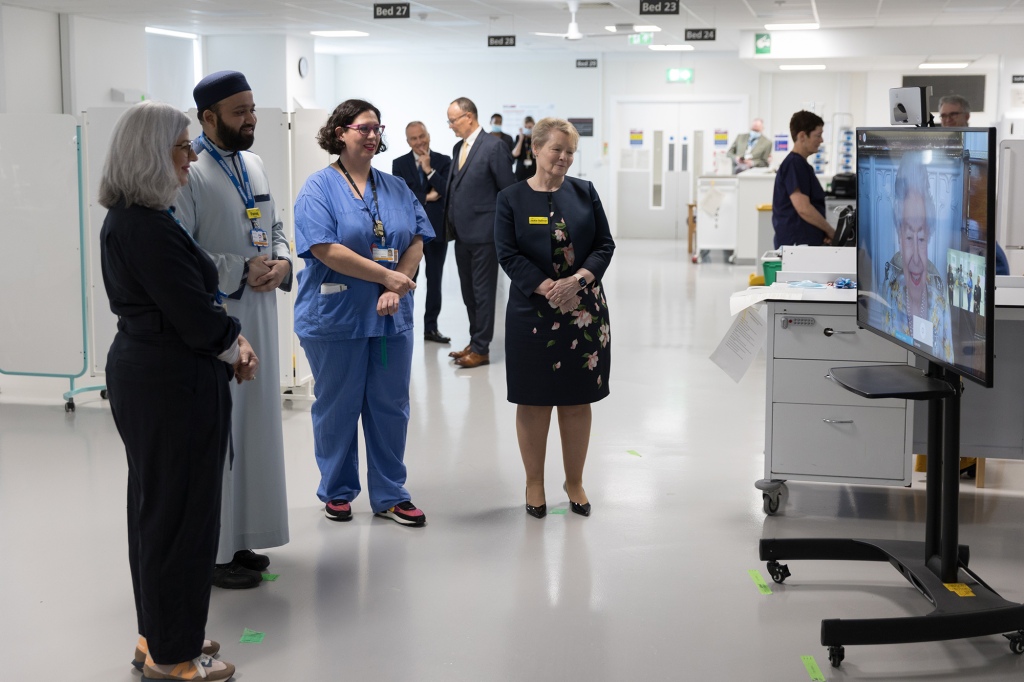 El personal del NHS escucha a la reina Isabel durante la videollamada para conmemorar la apertura de la unidad Queen Elizabeth en el hospital.