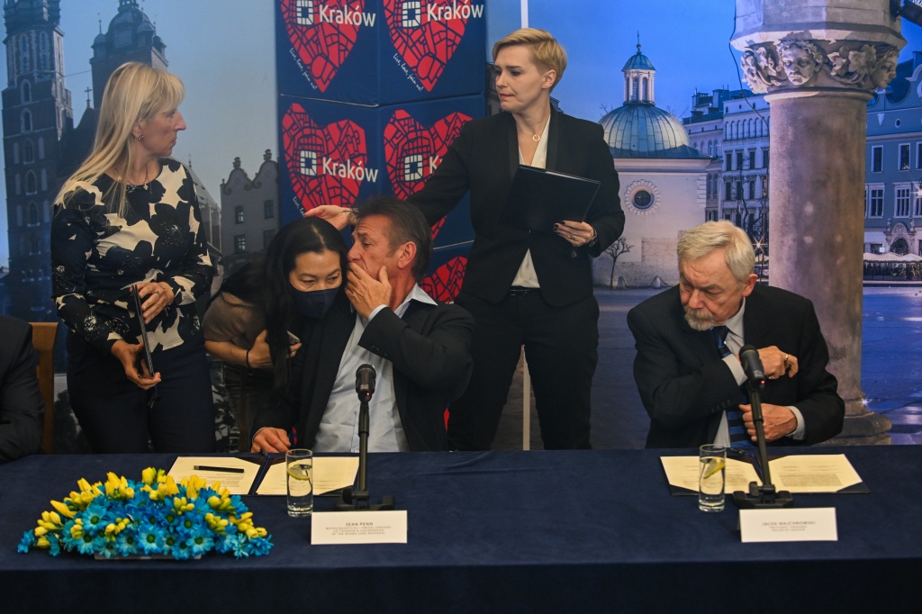 Sean Penn y el alcalde de Cracovia, Jacek Majchrowski, firman un contrato humanitario para ayudar a los refugiados ucranianos en Polonia.