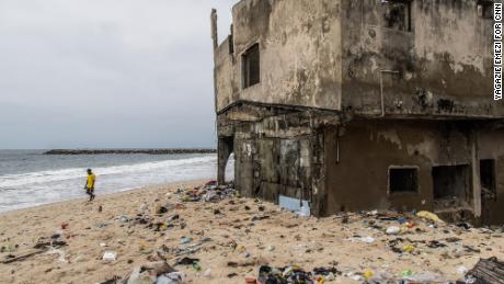 Mientras los países discuten sobre quién debe pagar por la crisis climática, una comunidad en la isla de Lagos es tragada por el mar 