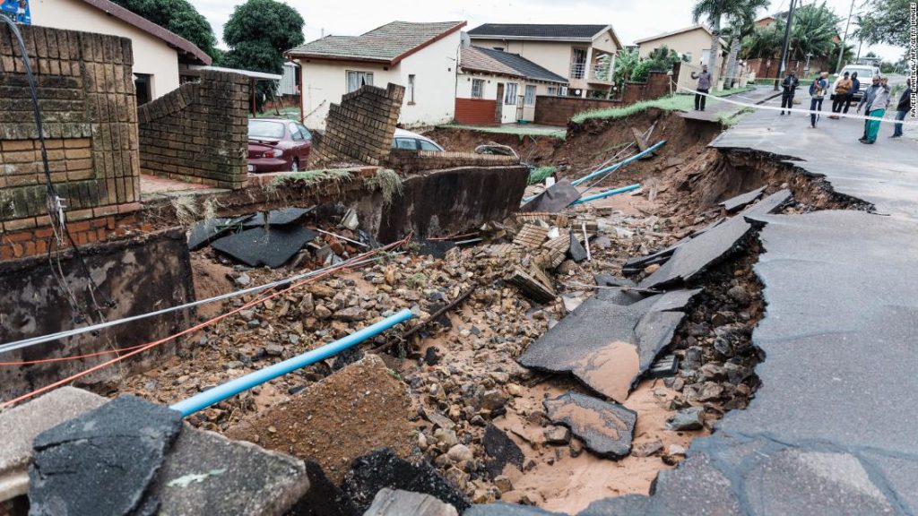 Inundaciones en Sudáfrica: más de 300 personas murieron después de que las inundaciones arrasaran carreteras y destruyeran casas en Sudáfrica