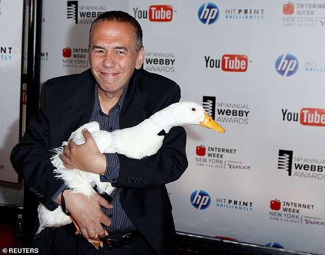 Trabajo de pato: Gottfried es mejor conocido por su voz para la mascota del pato Aflac Insurance.  En la foto en 2010