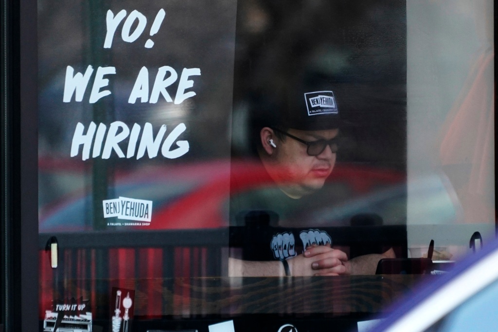 Se muestra una pancarta de reclutamiento en un restaurante en Schaumburg, Illinois.