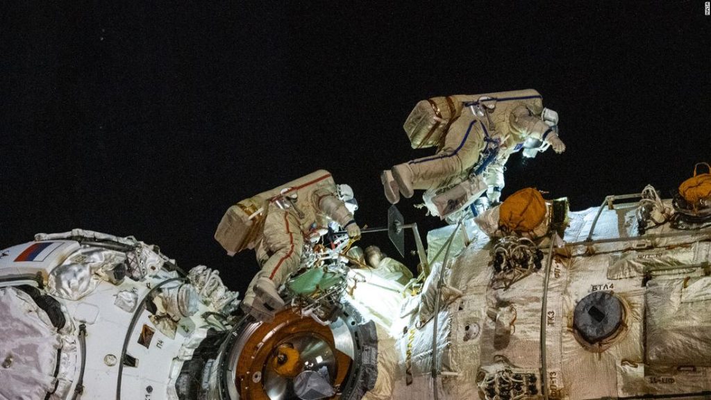 Los rusos están haciendo una caminata espacial para activar el brazo robótico