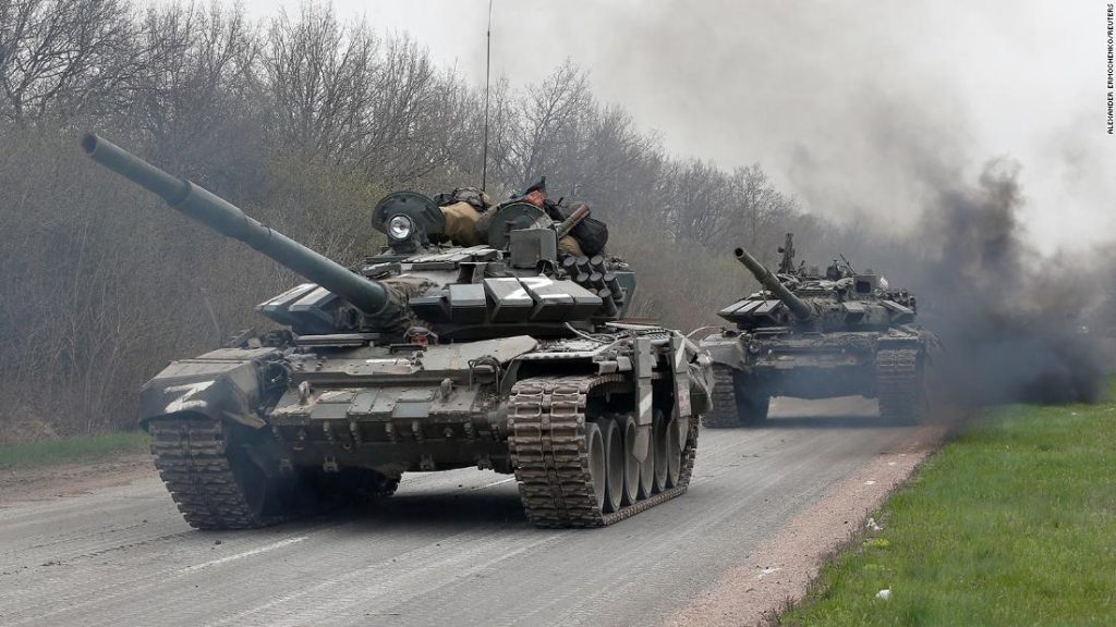 Un alto funcionario de defensa dijo que Estados Unidos cree que Rusia está aprendiendo de los fracasos en el norte de Ucrania.