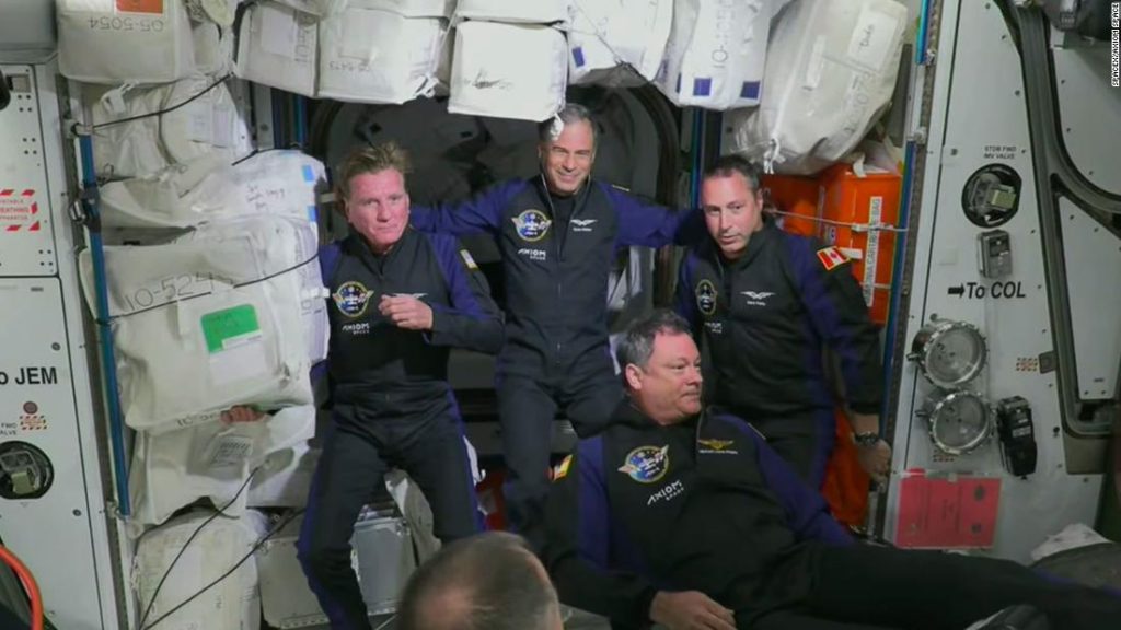 La misión especial completa de los astronautas de SpaceX está de camino a casa después de una semana de retraso