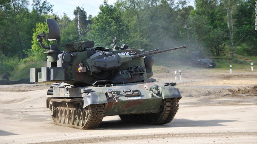 Alemania acordó enviar armas pesadas a Ucrania tras un importante cambio de política